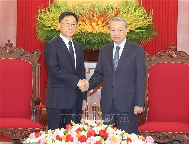 El secretario general del Comité Central del Partido Comunista de Vietnam (PCV) y presidente, To Lam, y Liu Ning, miembro del Comité Central del Partido Comunista de China (PCCh) y secretario del Comité del PCCh de la Región Autónoma Zhuang de Guangxi de China. (Fuente: VNA)