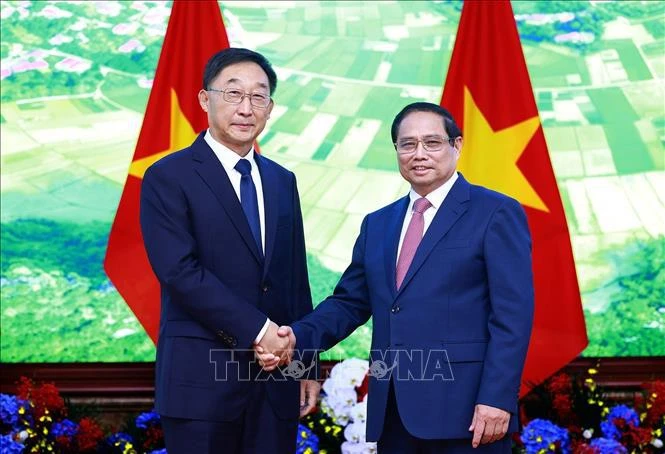 El primer ministro de Vietnam, Pham Minh Chinh, recibe a Liu Ning, miembro del Comité Central del Partido Comunista de China (PCCh) y secretario del Comité del PCCh de la Región Autónoma Zhuang de Guangxi de China. (Fuente: VNA)