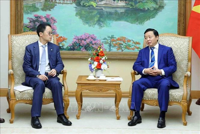 El viceprimer ministro de Vietnam Tran Hong Ha y el director general de la Compañía de Construcción de Comunicaciones de China (CCCC), Wang Haihuai. (Fuetne: VNA)