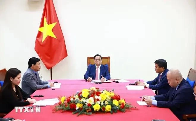 El premier Pham Minh Chinh sostiene llamada telefónica con su homóloga tailandesa, Paetongtarn Shinawatra. (Fuente: VNA)