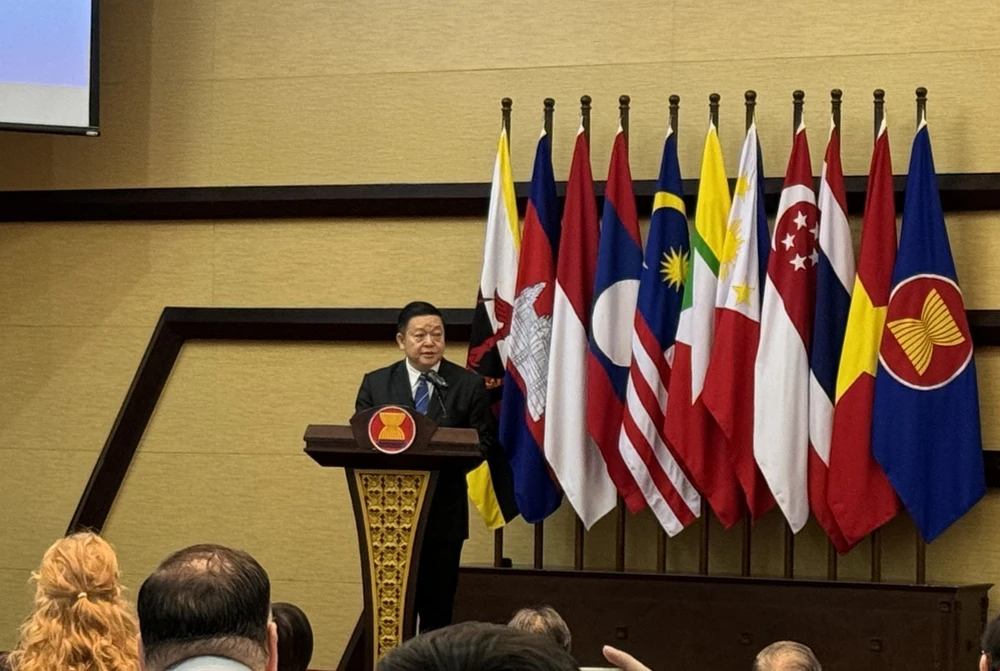 El secretario general de la ASEAN, Kao Kim Hourn, interviene en el evento. (Fuente: VNA)