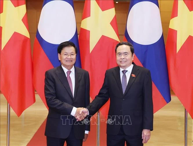 El presidente de la Asamblea Nacional de Vietnam, Tran Thanh Man, y el secretario general del Partido Popular Revolucionario de Laos y presidente de ese país, Thongloun Sisoulith. (Fuente: VNA)