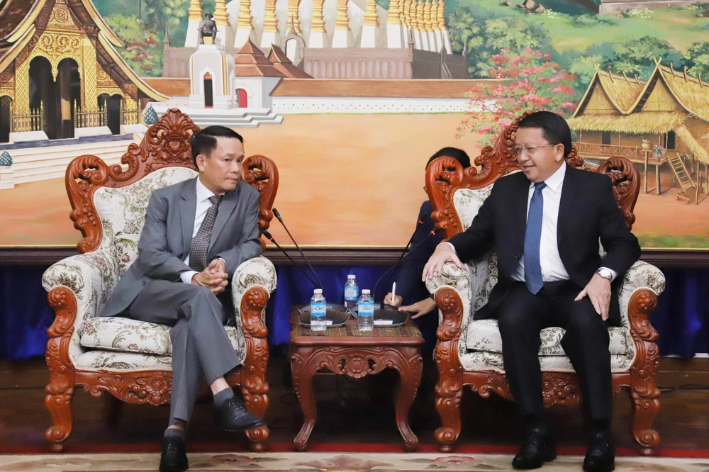 El viceministro de Información, Cultura y Turismo de Laos, Vansy Kuamua, y el presidente de la Asociación de Periodistas de Vietnam (APV), Nguyen Duc Loi. (Fuente: VNA)