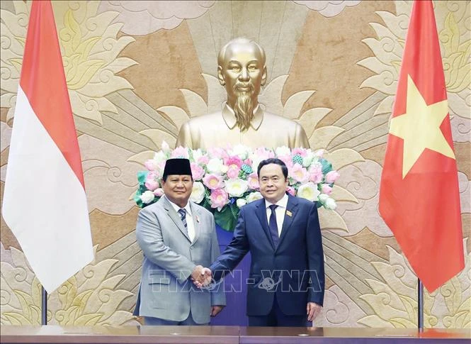 El presidente de la Asamblea Nacional de Vietnam, Tran Thanh Man, con el presidente electo de Indonesia, Prabowo Subianto. (Fuente: VNA)