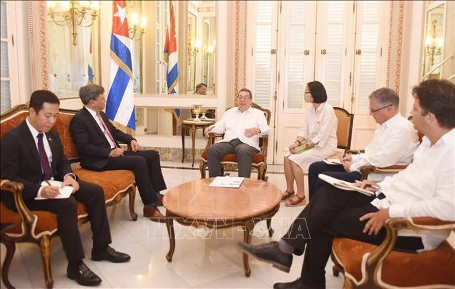 El ministro de Relaciones Exteriores de Cuba, Bruno Rodríguez Parrilla, recibe al embajador de Vietnam en Cuba, Le Quang Long. (Fuente: VNA)