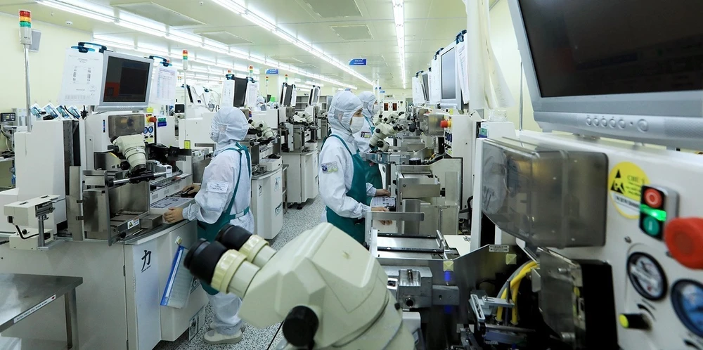 Vietnam atrae cada vez más grandes corporaciones de la industria de semiconductores del mundo. En la foto: La empresa Hana Micron Vina planea ampliar la fábrica en la provincia de Bac Giang con una inversión de 600 millones de dólares. (Fuente: VNA)