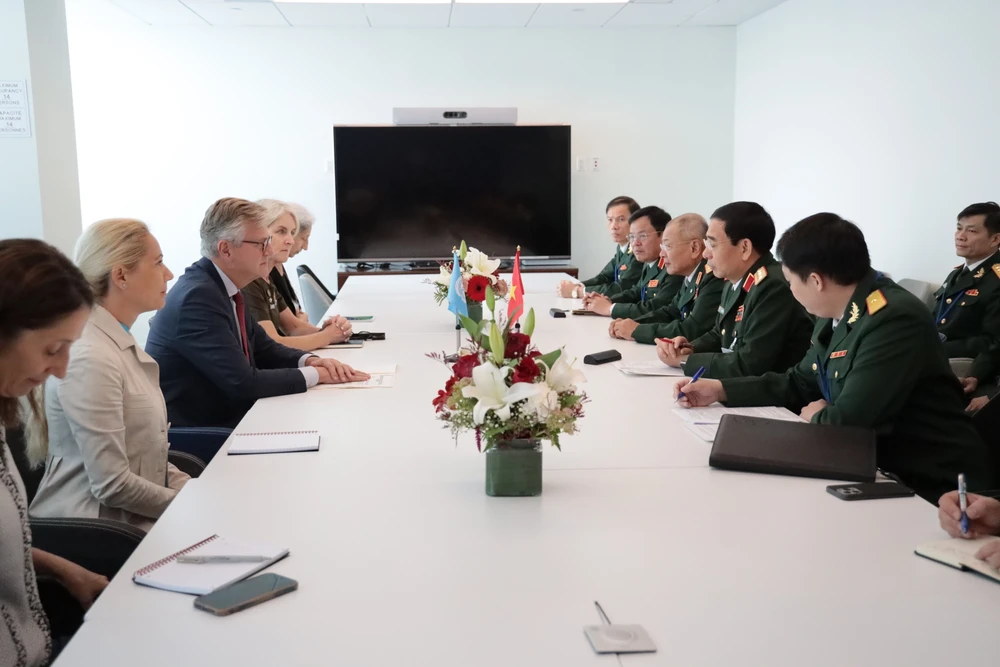 El ministro de Defensa Nacional de Vietnam, general Phan Van Giang, con el subsecretario general de la Organización de las Naciones Unidas (ONU) para las Operaciones de Paz, Jean-Pierre Lacroix. (Fuente: VNA)