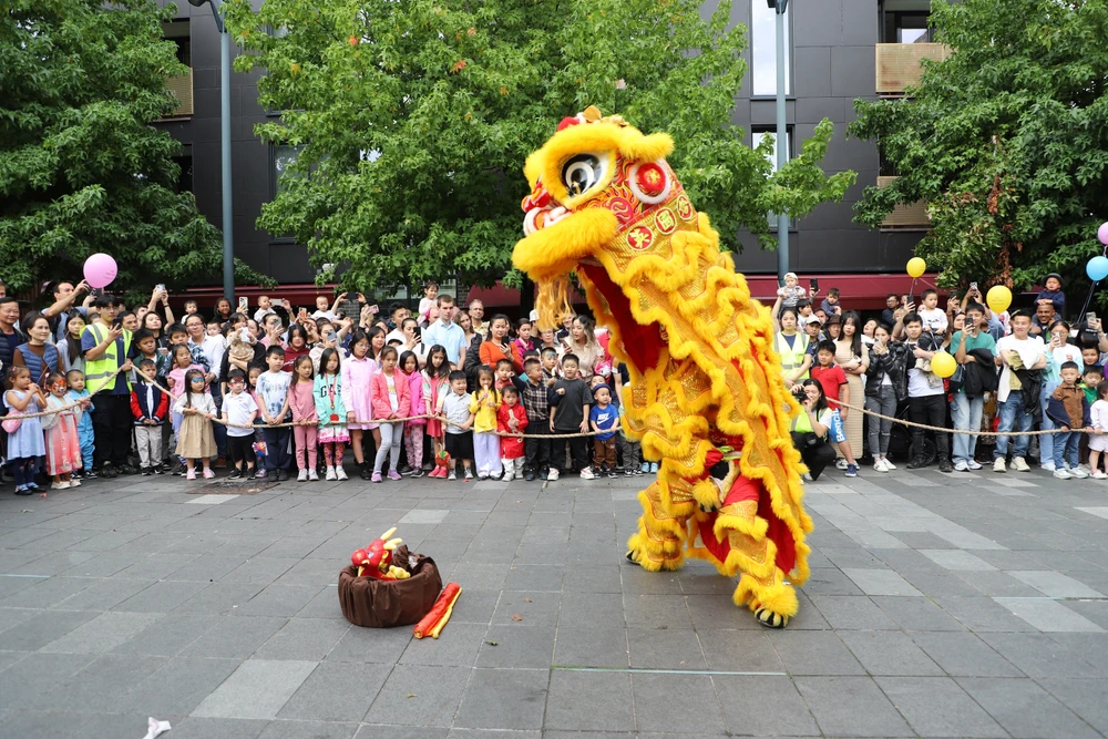 Celebran el Festival del Medio Otoño vietnamita en Londres. (Fuente: VNA)