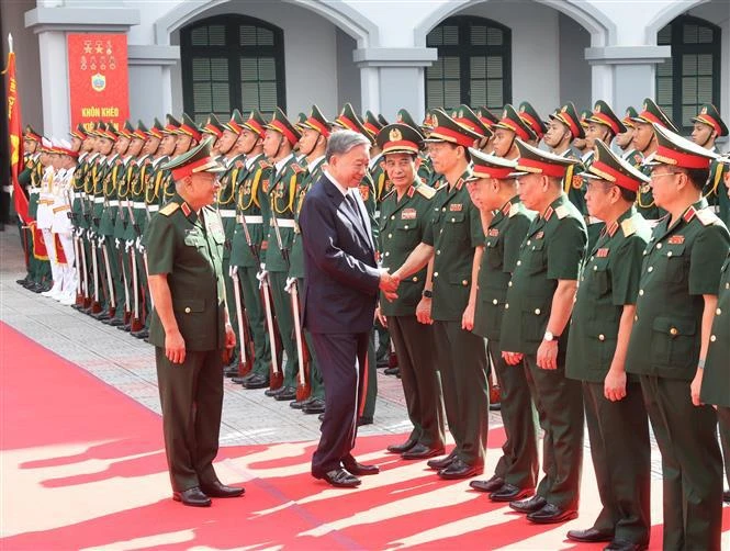 El secretario general del Partido Comunista y presidente de Vietnam, To Lam, visita el Departamento General de Inteligencia de Defensa del Ministerio de Defensa. (Fuente: VNA)