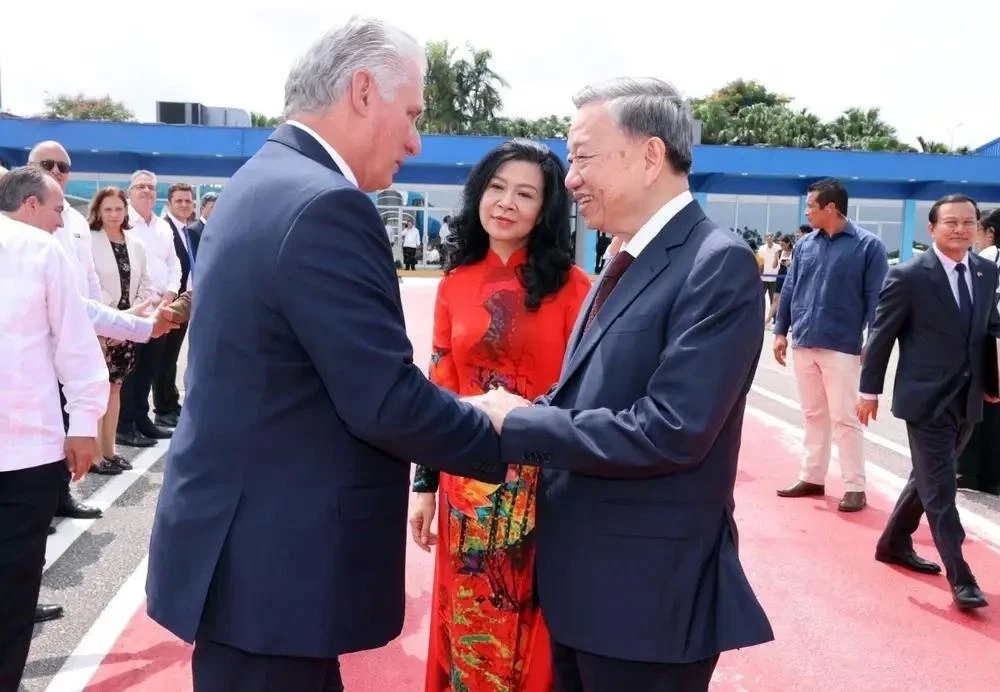 El primer secretario del Comité Central del Partido Comunista de Cuba y presidente del país, Miguel Díaz-Canel Bermúdez, despide al secretario general del Partido Comunista y presidente de Vietnam, To Lam, y su esposa en el Aeropuerto Internacional José Martí en La Habana. (Fuente: VNA)