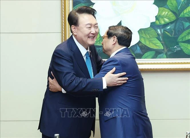 El primer ministro vietnamita, Pham Minh Chinh, con el presidente surcoreano, Yoon Suk Yeol. (Fuente: VNA)