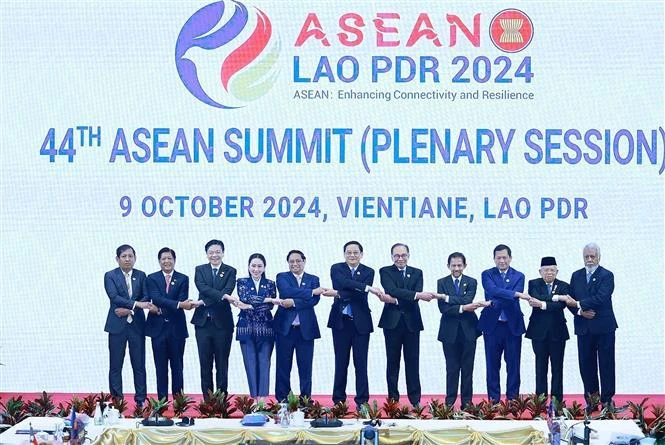 El primer ministro Pham Minh Chinh y delegados en la sesión plenaria de la 44 Cumbre de ASEAN. (Fuente: VNA)