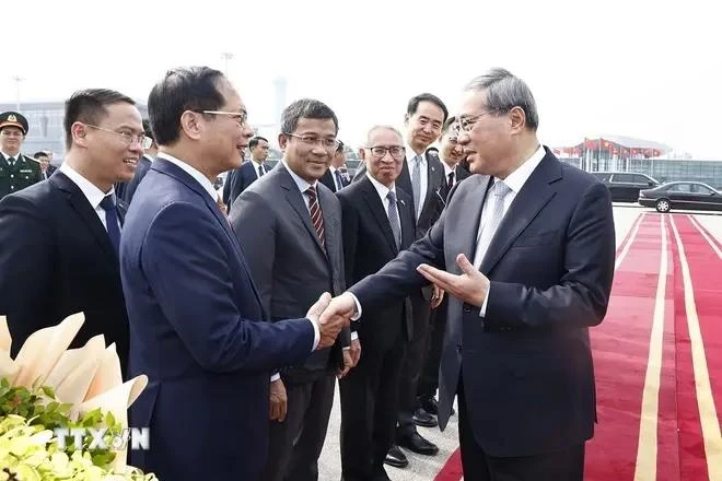 El viceprimer ministro y canciller de Vietnam, Bui Thanh Son, despide al primer ministro de China, Li Qiang. (Fuente: VNA)