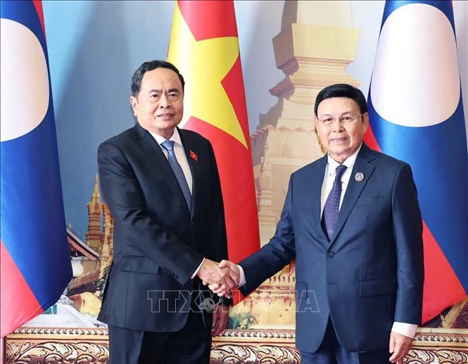 El presidente de la Asamblea Nacional de Laos, Saysomphone Phomvihane, preside la ceremonia de bienvenida a su homólogo vietnamita, Tran Thanh Man. (Fuente: VNA)