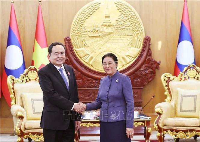 El presidente de la Asamblea Nacional de Vietnam, Tran Thanh Man, y Pany Yathotou, vicepresidenta y extitular de la Asamblea Nacional de Laos. (Fuente: VNA)