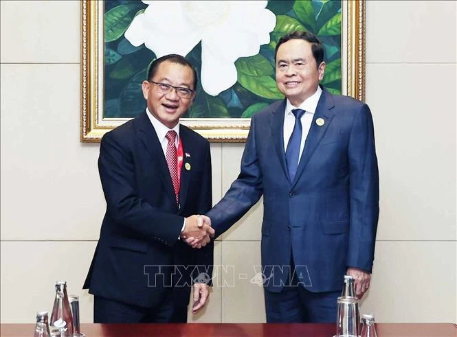 El presidente de la Asamblea Nacional (AN) de Vietnam, Tran Thanh Man, con su homólogo de Singapur, Seah Kian Peng. (Fuente: VNA)