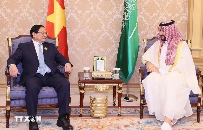 El primer ministro Pham Minh Chinh se reunió con el príncipe heredero y primer ministro de Arabia Saudita, Mohammed bin Salman, en Riad el 20 de octubre de 2023. (Fuente: VNA)