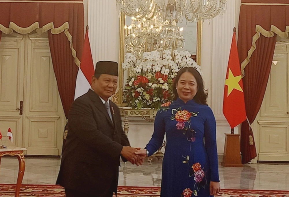 El recién juramentado presidente de Indonesia, Prabowo Subianto, con la vicepresidenta vietnamita, Vo Thi Anh Xuan. (Fuente: VNA)