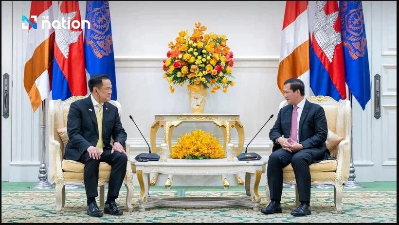 El viceprimer ministro y ministro del Interior de Tailandia, Anutin Charnvirakul, y el primer ministro camboyano, Hun Manet. (Fuente: VNA)