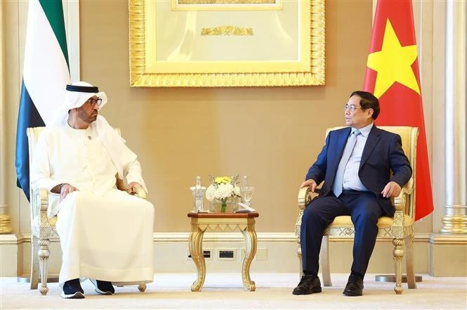 El primer ministro de Vietnam, Pham Minh Chinh, y el titular de Industria y Tecnología Avanzada de EAU, Sultan bin Ahmed Al Jaber. (Fuente: VNA)