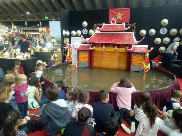 El escenario de marionetas acuáticas en miniatura diseñado por el artista Phan Thanh Liem. (Foto cortesía de Phan Thanh Liem)