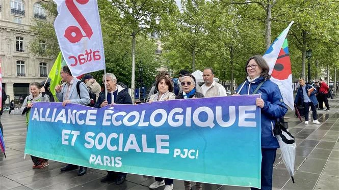 5月4日，200多名法国友人和旅法越南人在巴黎共和广场举行游行，向陈素娥女士起诉案中的陈素娥女士和越南橙剂受害者表示声援。图自越通社 ​