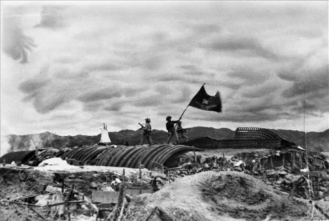 1954年5月7日，奠边府战役胜利结束，敌军全部被摧毁，越南人民军的“决战决胜”旗帜在德卡斯特里地堡的屋顶上迎风飘扬。图自越通社资料图