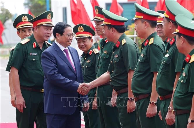越南政府总理范明政：长山部队的形象无与伦比的美