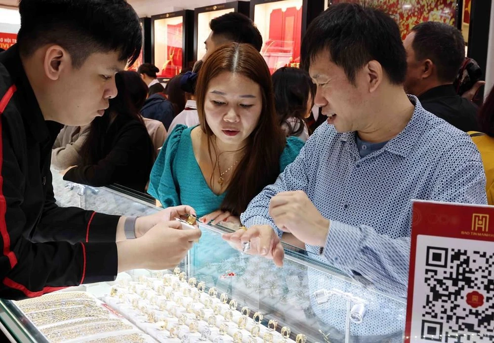 越南国家银行已指示各省市分行密切关注当地黄金市场形势和黄金卖点情况，若有排队购金情况要及时上报。图自越通社