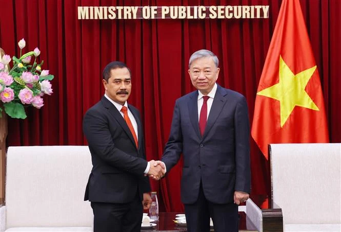 越共中央政治局委员、公安部部长苏林大将（右）与印尼国家警察副司令阿库斯-安特利延多。图自越通社