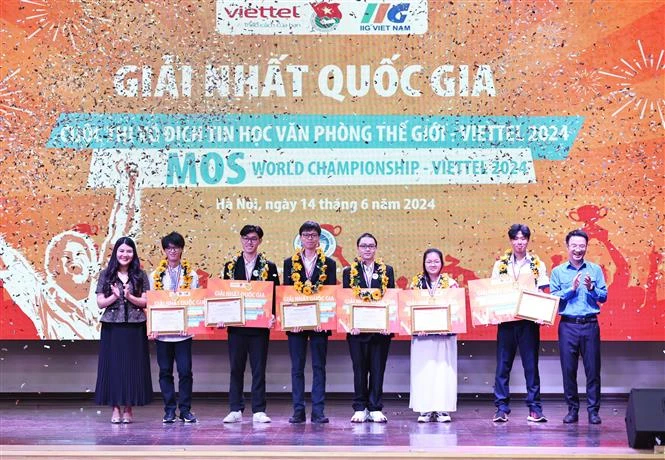 获得2024年世界微软MOS大赛越南区总决赛冠军的6名选手。图自越通社