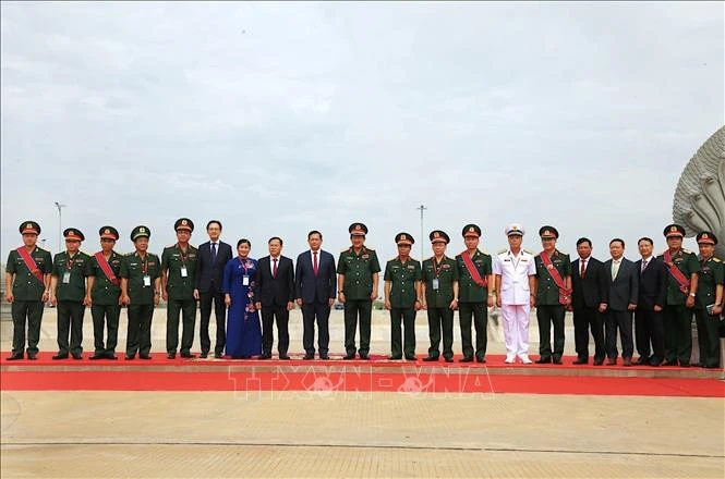 柬埔寨首相洪玛奈与各位代表合影。图自越通社
