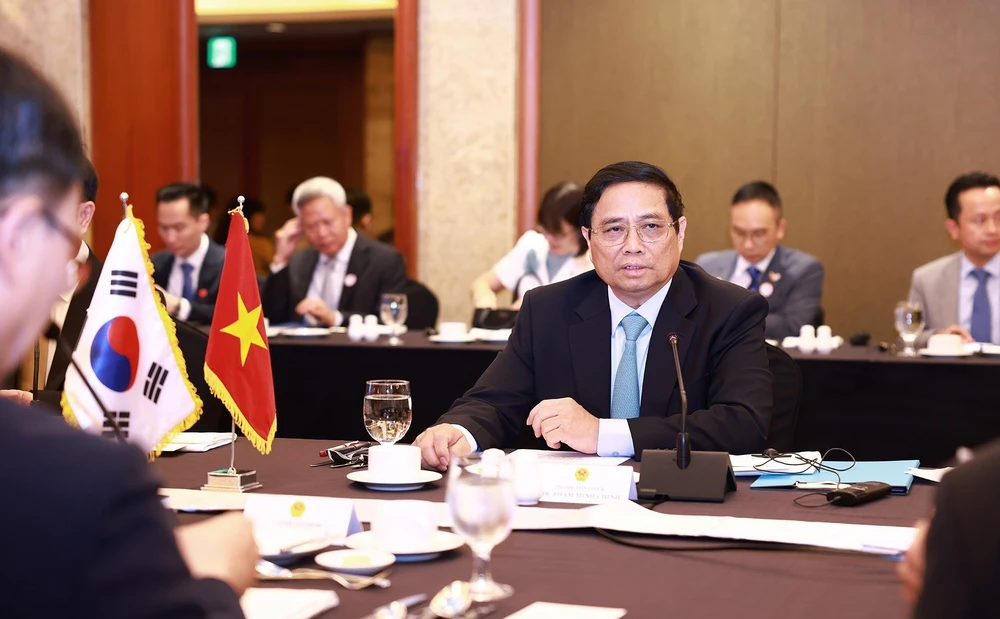越南政府总理范明政与韩国半导体、人工智能领域专家、科学家座谈交流。图自越通社