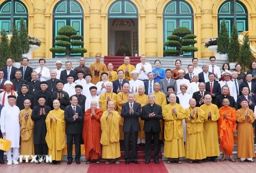 6月13日，越南国家主席苏林在河内亲切会见宗教界领导代表。图自越通社