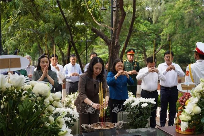 越南国家副主席武氏映春在巴地头顿省昆岛县行阳陵园，向各位英烈和爱国人士进香。图自越通社