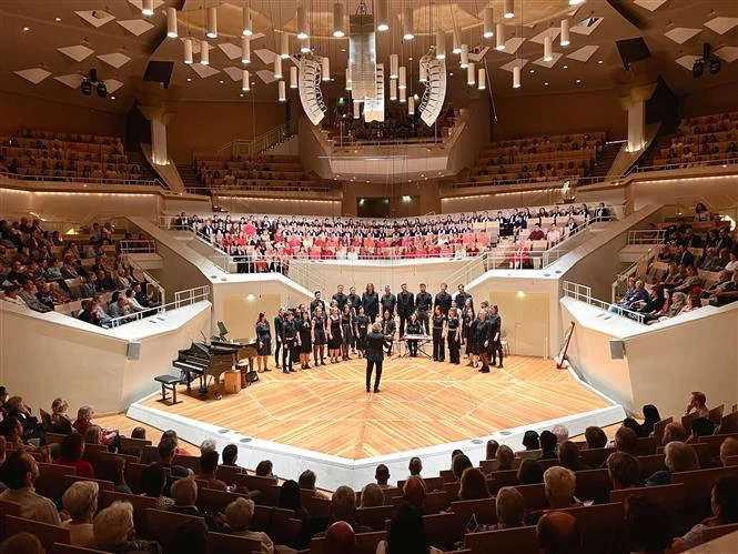 Le chœur de chambre allemand Lichtenberger Piekfeine Töne présente le chant folklorique vietnamien "Beo dat may troi" à la Philharmonie de Berlin. Photo: VNA