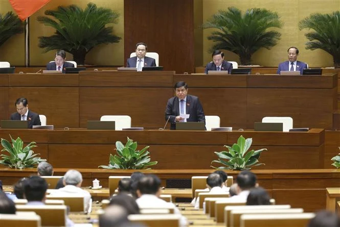 Le ministre du Plan et de l'Investissement, Nguyen Chi Dung, explique et clarifie un certain nombre de questions soulevées par les députés de l'Assemblée nationale. Photo: VNA