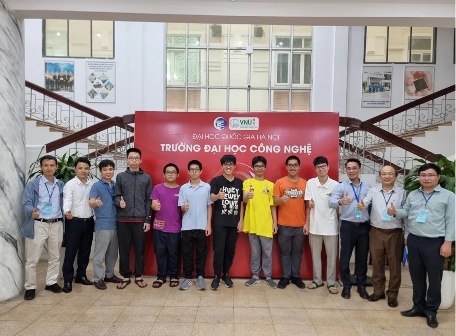 Les candidats et les professeurs de l'équipe vietnamienne. Photo: ministère de l'Education et de la Formation.