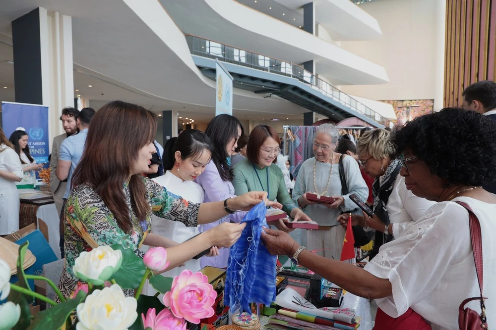 L'artisanat du Vietnam attire de nombreux visiteurs lors de l'événement. Photo: VNA