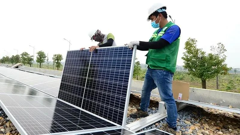 Installation de panneaux solaires sur le toit de l'usine d'eau de surface de la rivière Duong (Hanoï). Photo: Nhan Dan
