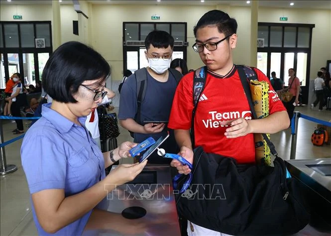 Vérification des billets des passagers pour le train LP5 Hanoï - Hai Phong. Photo: VNA