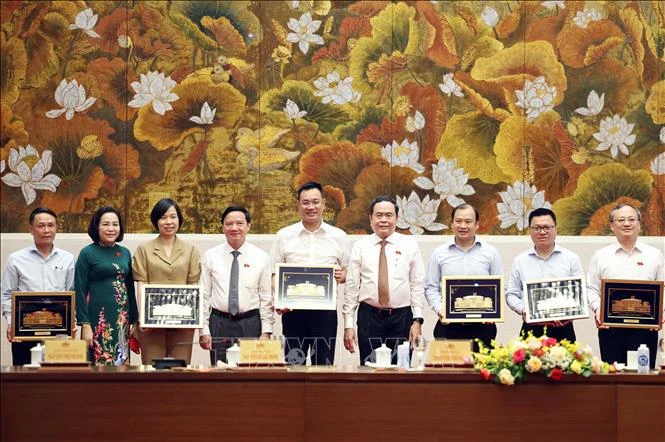 Le président de l'Assemblée nationale, Tran Thanh Man, offre des souvenirs aux dirigeants des organes de presse lors de la rencontre. Photo: VNA