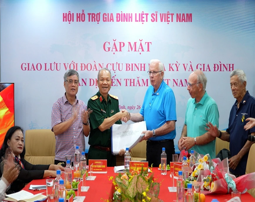 La délégation américaine remet à l'Association de soutien aux familles des martyrs vietnamiens 20 ensembles de documents relatifs aux martyrs vietnamiens tombés sur les champs de bataille du sud. Photo: qdnd.vn
