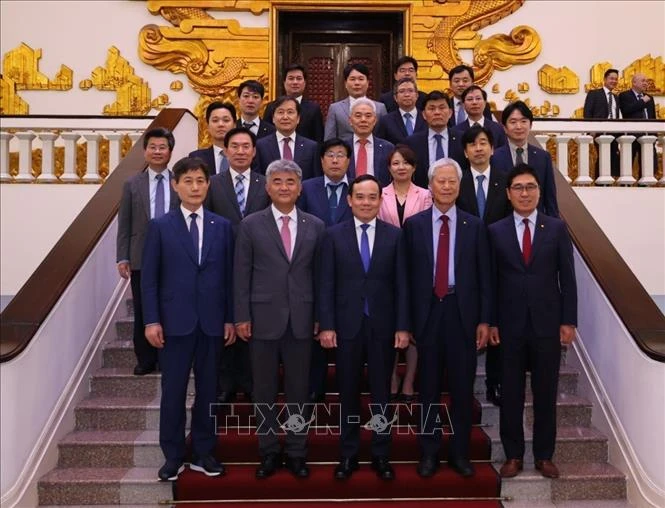 Le vice-Premier ministre Tran Luu Quang (premier rang, au milieu) et la délégation d'entreprises sud-coréennes. Photo: VNA