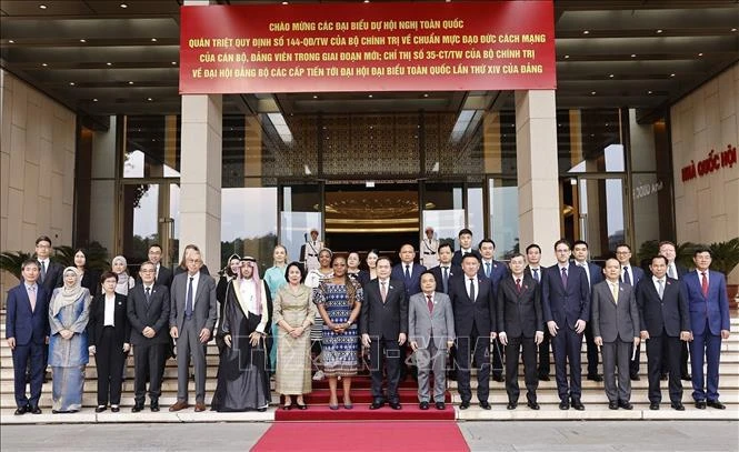 Le président de l'Assemblée nationale, Tran Thanh Man (premier rang, 9e à partir de la gauche), et les invités. Photo: VNA