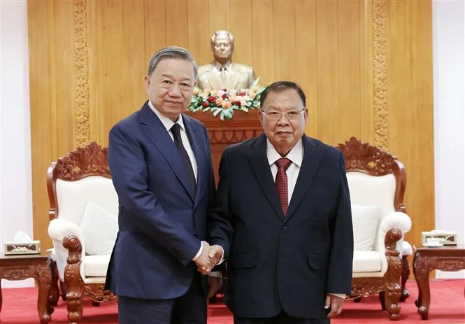 Le président To Lam (gauche) et l'ancien secrétaire général du Parti populaire révolutionnaire du Laos (PPRL) et ancien président du Laos Bounnhang Vorachith. Photo: VNA