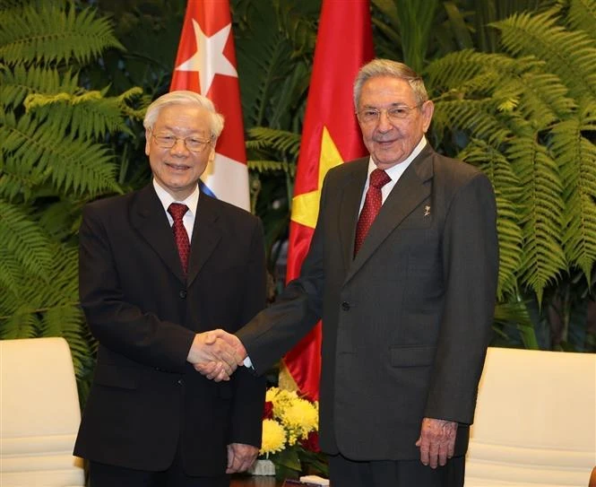 Raul Castro Ruz, premier secrétaire du Parti communiste de Cuba, président du Conseil d'État et du Conseil des ministres de Cuba, accueille le 29 mars 2018 à La Havane le secrétaire général du PCV, Nguyen Phu Trong, en visite à Cuba. Photo: VNA