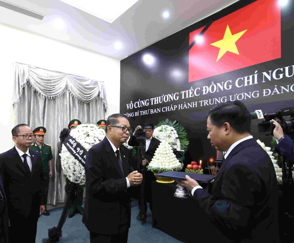 Kuy Sophal, ministre d’État chargé des Affaires générales auprès du ministère du Palais royal, remet une lettre de condoléances du roi Norodom Sihamoni à l'ambassadeur vietnamien au Cambodge, Nguyen Huy Tang. Photo: VNA