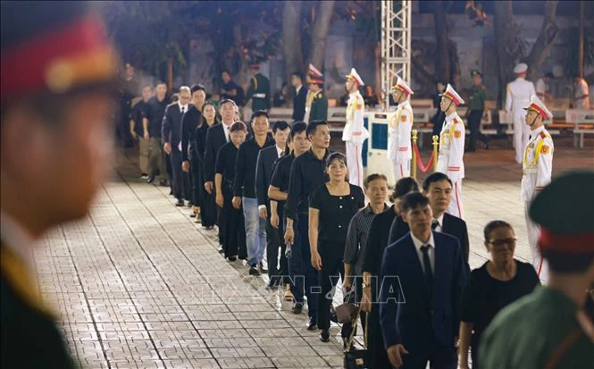 Des personnes font la queue pour rendre hommage au secrétaire général Nguyen Phu Trong. Photo: VNA