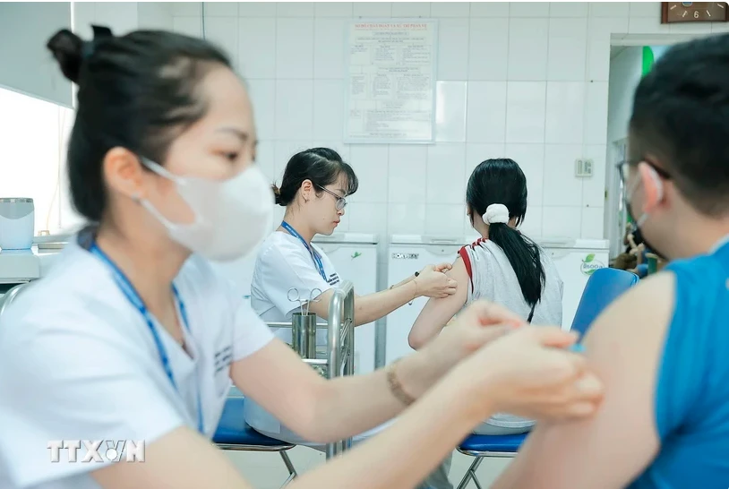 Vaccination de personnes au Centre de contrôle des maladies de Hanoï. Photo: VNA